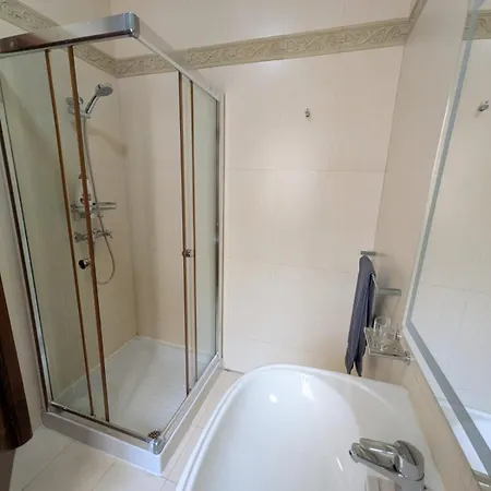 4 Double Bedroom With Terrace In The Centre Of Apartment *